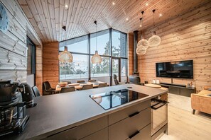 Réfrigérateur, four à micro-ondes, un four, surface de cuisson