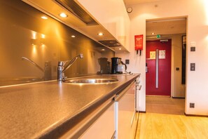 ثلاجة، ميكروويف، فرن، موقد طهي مسطح