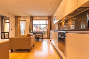 ثلاجة، ميكروويف، فرن، موقد طهي مسطح