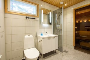 Secador de cabelo, toalhas de banho