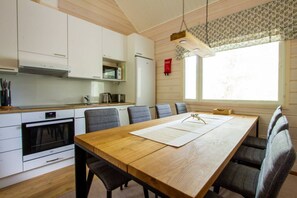 Kylskåp, mikrovågsugn, ugn och spishäll