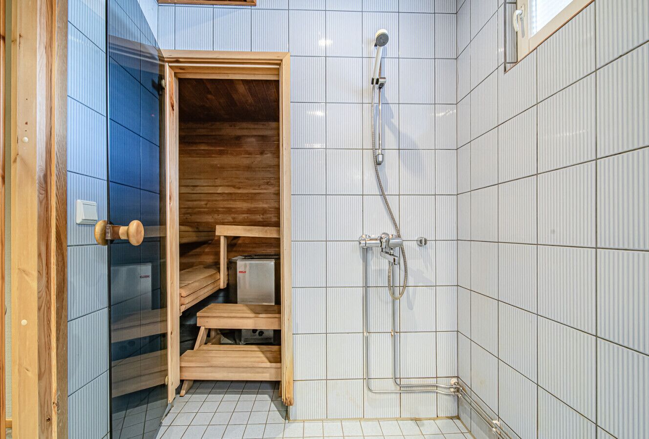 Hiustenkuivaaja, pyyhkeet, vessapaperi