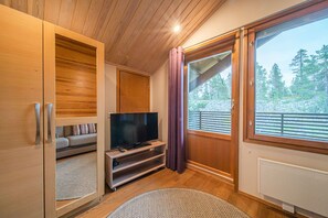 TV, fireplace, DVD player - Ulkuvilla by Aavalevi Holidays (Levi)