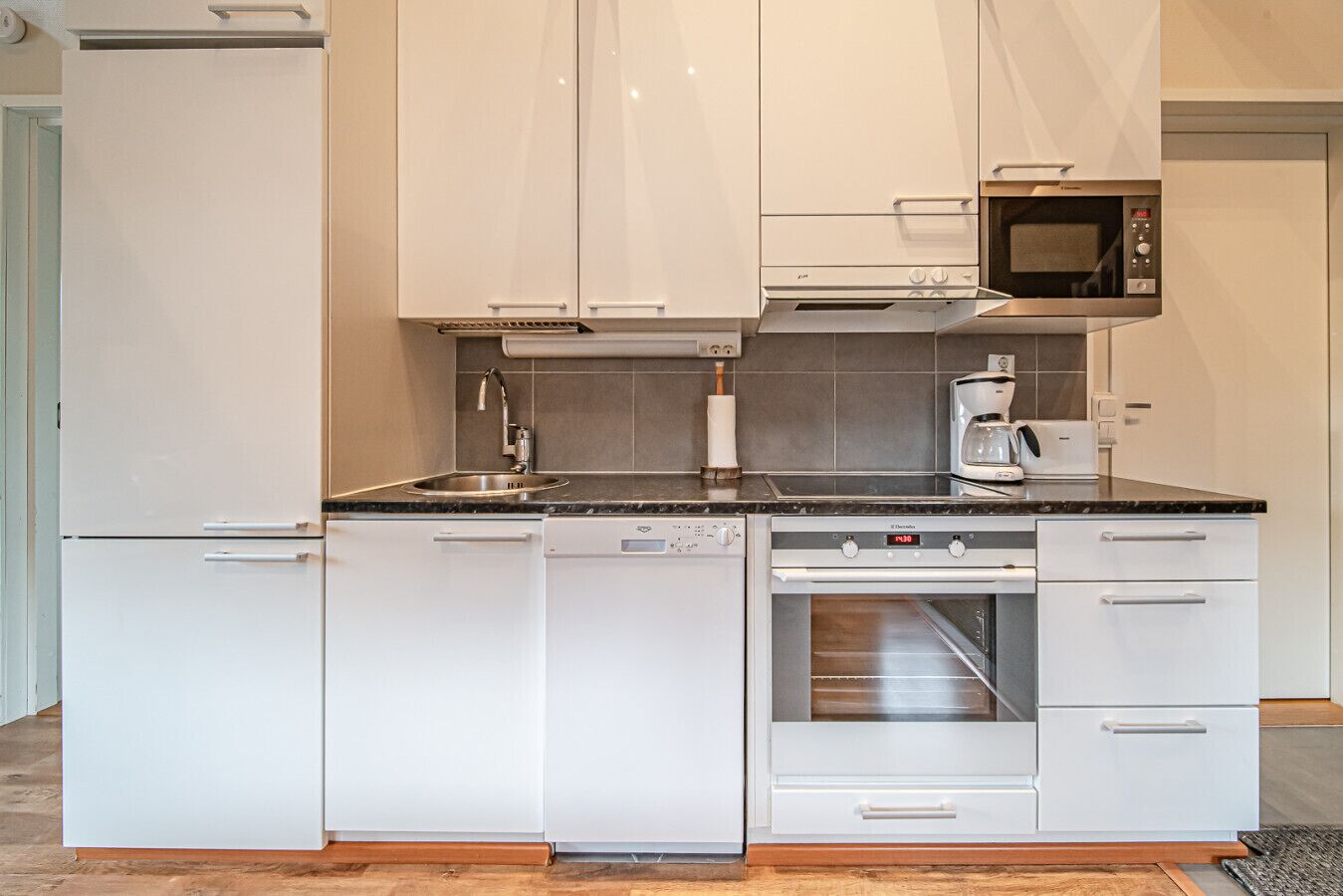 Refrigerador, microondas, horno y parrilla de estufa 