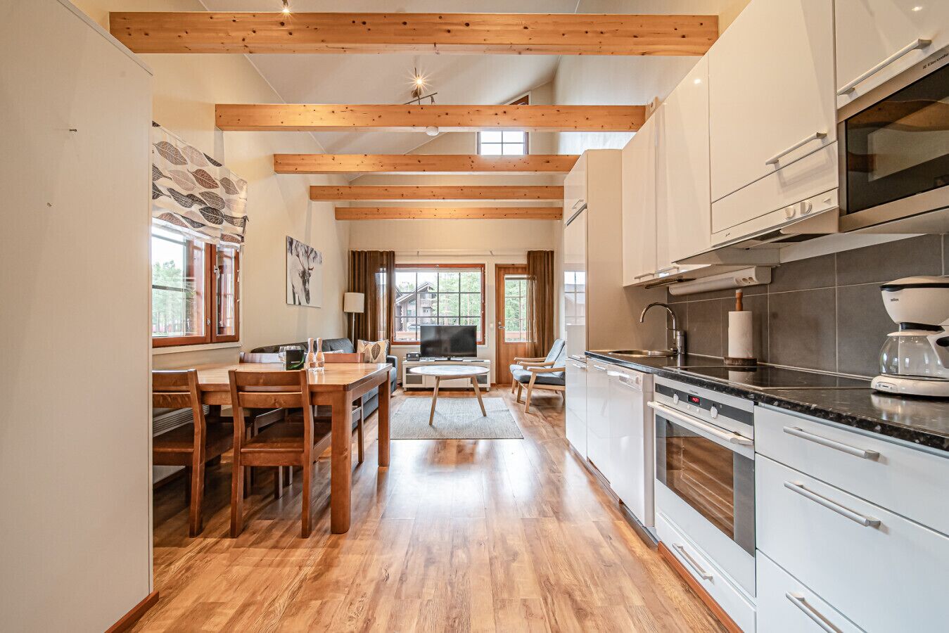 Kylskåp, mikrovågsugn, ugn och spishäll