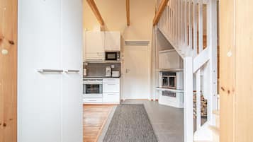 Køleskab, mikrobølgeovn, ovn, kogeplade