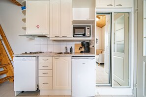 Kylskåp, mikrovågsugn, spishäll och diskmaskin