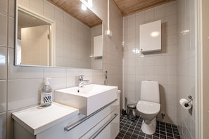 Een haardroger, handdoeken