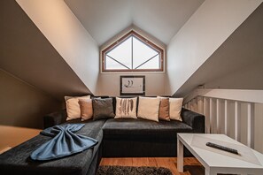 TV, fireplace - Nordic Alpine A7 by Aavalevi Holidays Ski-in/out (Levi)