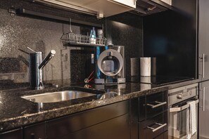 Refrigerador, microondas, horno, placa de cocina