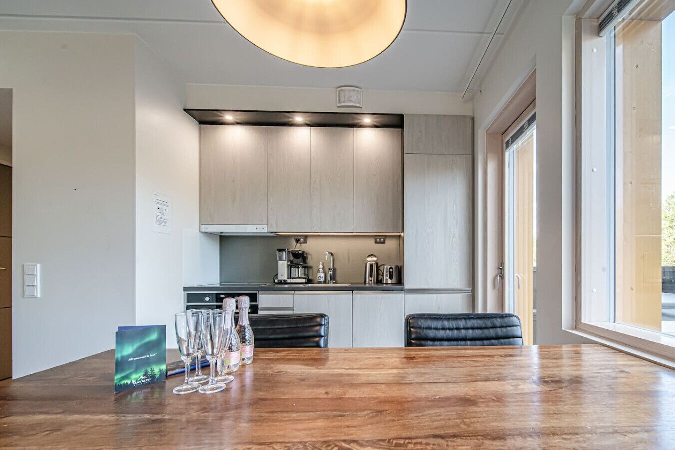 Jääkaappi, mikroaaltouuni, uuni, liesi