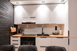 Jääkaappi, mikroaaltouuni, uuni, liesi