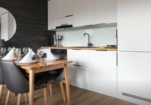 Réfrigérateur, four à micro-ondes, un four, surface de cuisson