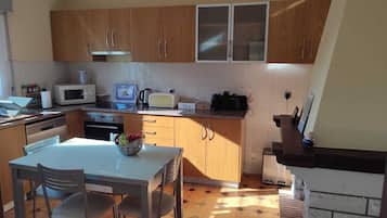 Frigorifero, microonde, forno, piano cottura