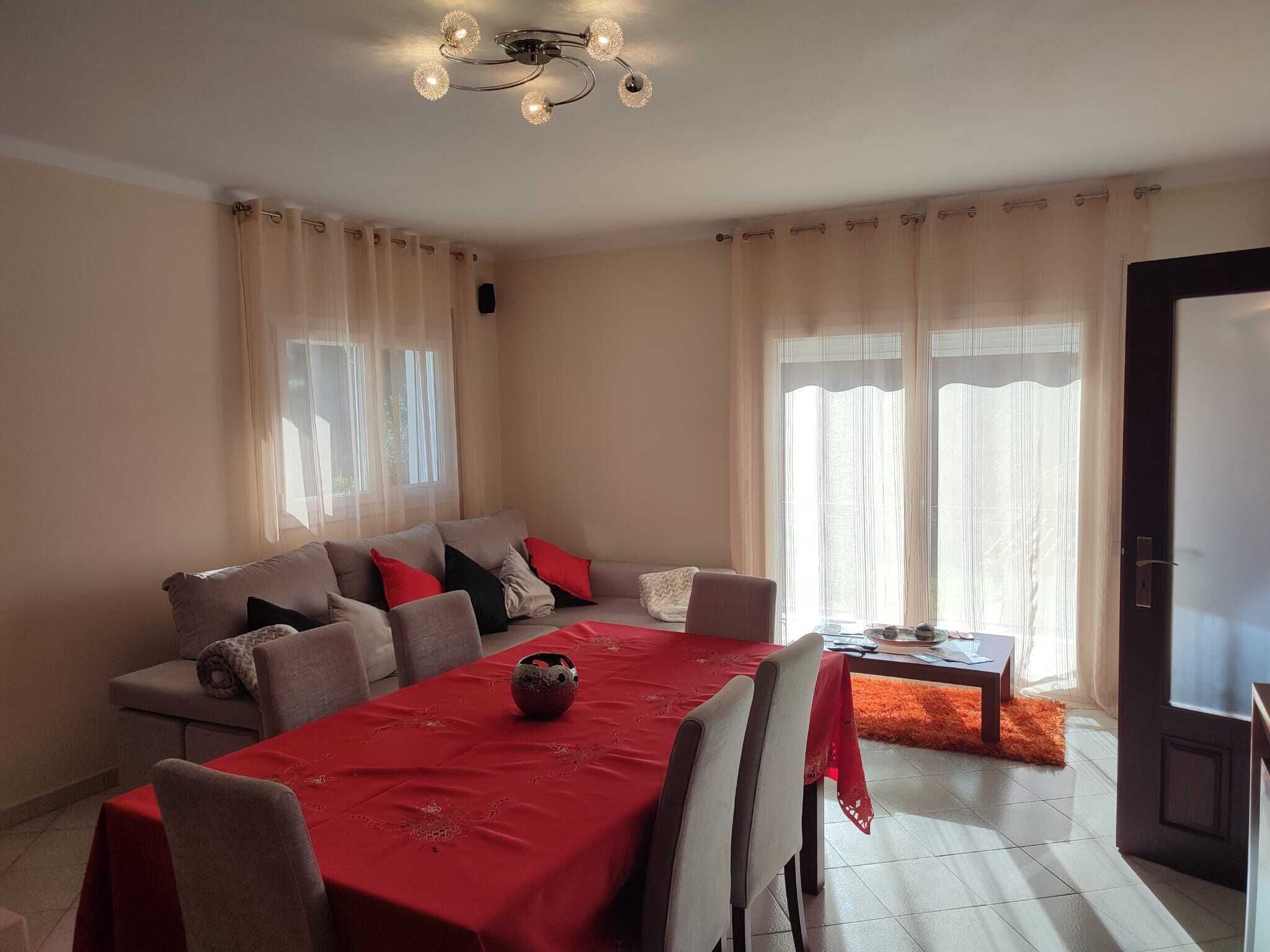 Smart TV, DVD player, livros, aparelho de som