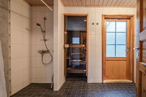 Een haardroger, handdoeken