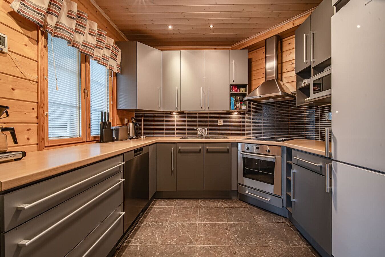 Réfrigérateur, four à micro-ondes, un four, surface de cuisson