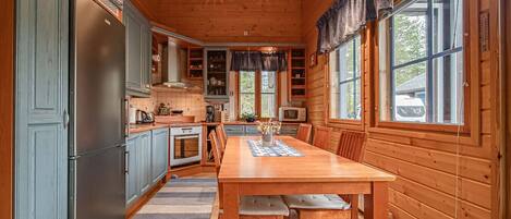 Réfrigérateur, four à micro-ondes, un four, surface de cuisson