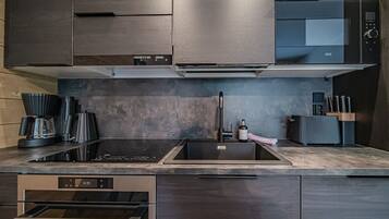 Kühlschrank, Mikrowelle, Ofen, Herdplatte