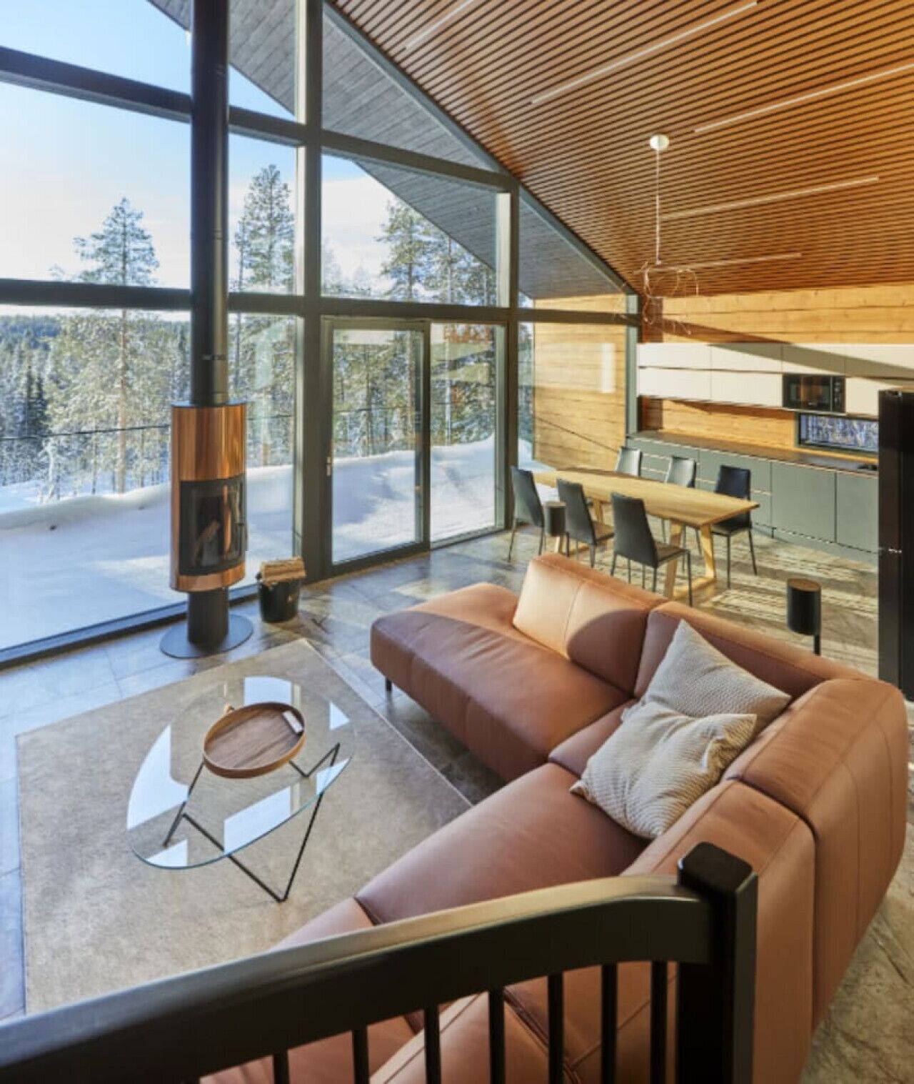 Een televisie, een open haard, videogames en een stereo