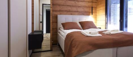 Iron/ironing board, free WiFi, bed sheets