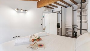 Une chambre à coucher comprenant un lit, une armoire et un placard intégré avec des étagères.