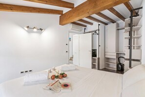 Appartement familial, 2 chambres, four à micro-ondes (Riva's Rooftop Retreat) | 2 chambres