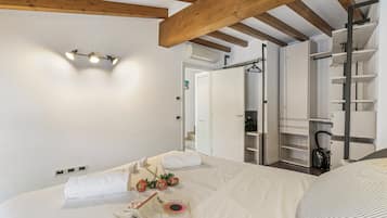 Familieleilighet, flere soverom (Riva's Rooftop Retreat) | 2 soverom, wi-fi (inkludert) og sengetøy