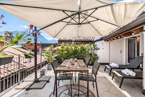 Departamento familiar, 2 habitaciones, microondas (Riva's Rooftop Retreat) | Restaurante al aire libre