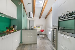 Appartement Familial, 2 chambres (Riva's Rooftop Retreat) | Cuisine privée | Réfrigérateur, micro-ondes, four, plaque de cuisson