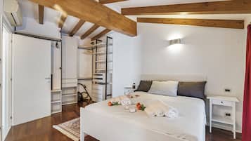 Departamento familiar, varias habitaciones (Riva's Rooftop Retreat) | 2 habitaciones, wifi gratis y ropa de cama