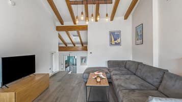 Departamento familiar, varias habitaciones (Riva's Rooftop Retreat) | Área de sala de estar | Televisión de pantalla plana de 21 pulgadas con canales por cable