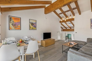 Appartement Familial, 2 chambres (Riva's Rooftop Retreat) | Salle de séjour | Télévision à écran plat de 21 pouces avec chaînes par câble