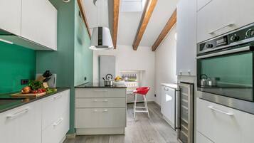 Appartamento familiare, camere multiple (Riva's Rooftop Retreat) | Cucina privata | Frigorifero, microonde, forno, piano cottura