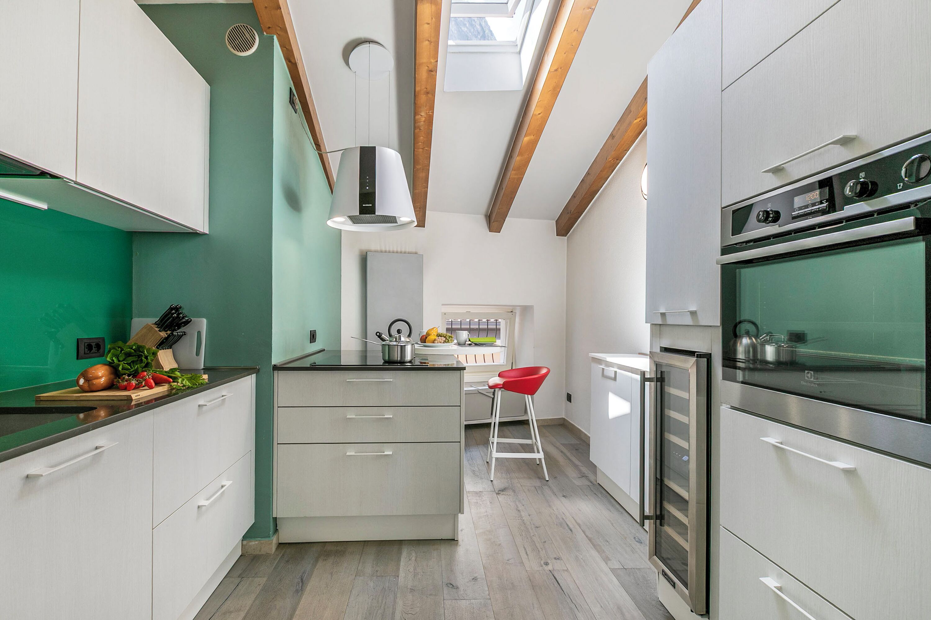 Familie appartement, meerdere slaapkamers (Riva's Rooftop Retreat) | Privékeuken | Een koelkast, een magnetron, een oven, een kookplaat