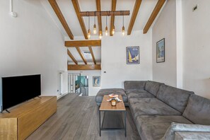 Familjelägenhet - flera sovrum (Riva's Rooftop Retreat) | Vardagsrum | 21-tums platt-tv med kabelkanaler