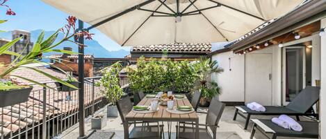 Departamento familiar, varias habitaciones (Riva's Rooftop Retreat) | Restaurante al aire libre