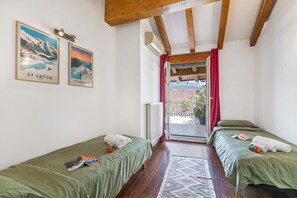 Appartement familial, 2 chambres, four à micro-ondes (Riva's Rooftop Retreat) | 2 chambres