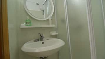 Chambre Triple Classique | Salle de bain | Douche, sĂšche-cheveux, bidet, serviettes fournies
