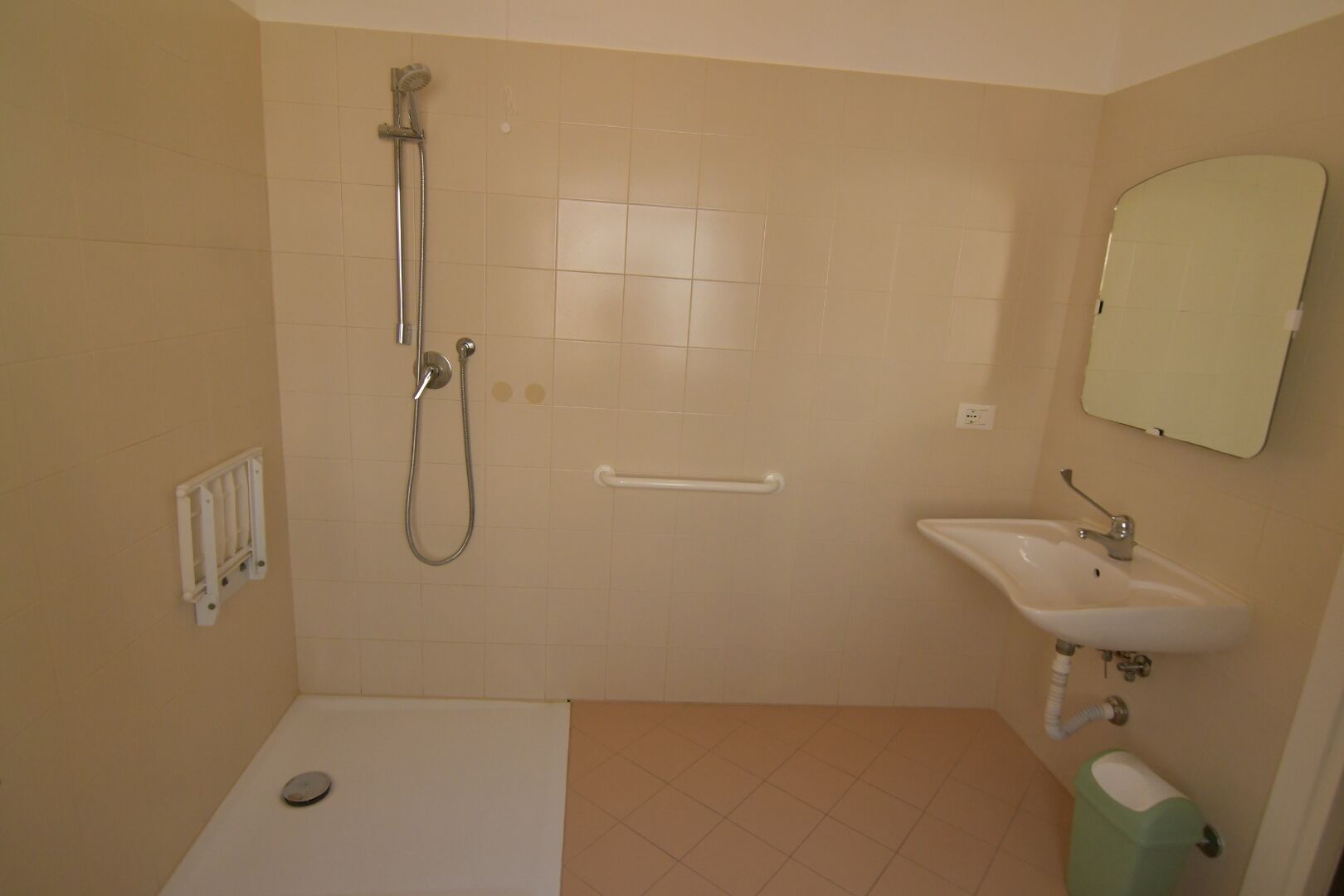 Basic-værelse | Badeværelse | Bruser, hårtørrer, bidet, håndklæder