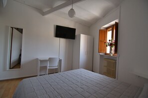 Classic Quadruple Room | Free WiFi, bed sheets - RESIDENZA ANTICHE MURA (Loreto)