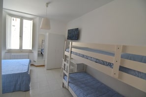 Habitación cuádruple clásica | Escritorio, wifi gratis, ropa de cama