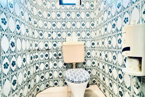 Een douche, een haardroger, een bidet, handdoeken