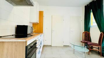 Microwave, oven, stovetop, cookware/dishes/utensils