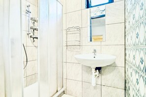 Dusche, kostenlose Toilettenartikel, Haartrockner, Bidet