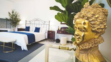 Deluxe tweepersoonskamer, balkon, uitzicht op tuin | Een minibar, verduisterende gordijnen, een strijkplank/strijkijzer