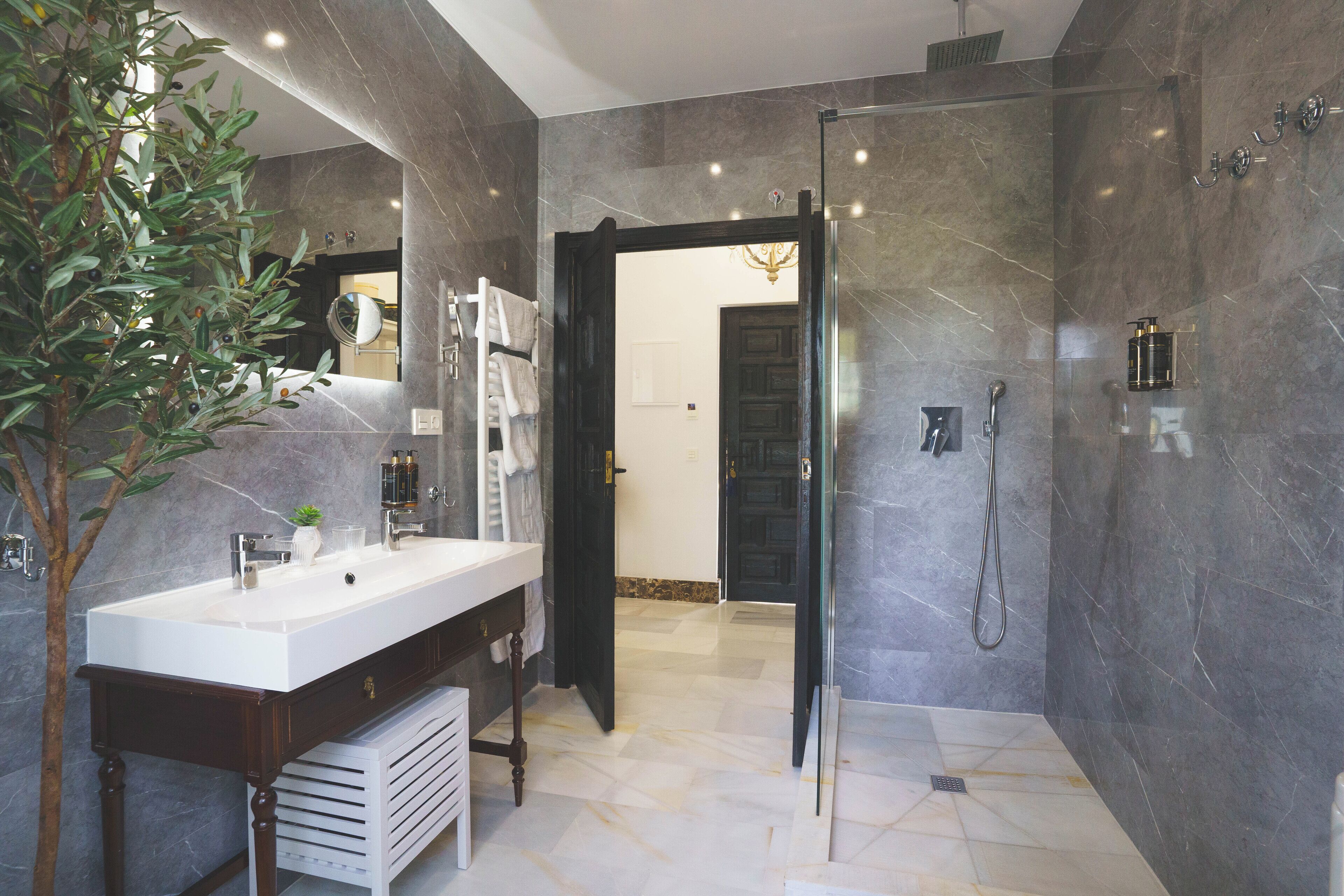 Deluxe-Doppelzimmer, Balkon, Gartenblick | Badezimmer | Dusche, kostenlose Toilettenartikel, Haartrockner, Handtücher