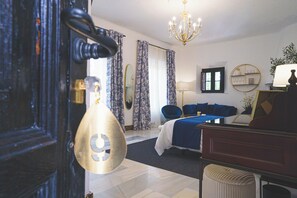 Dobbeltrom – deluxe, balkong, hageutsikt | Minibar, blendingsgardiner, strykejern/-brett og reiseseng for barn