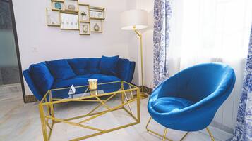 Minibar, rideaux occultants, fer et planche Ă repasser, lit parapluie