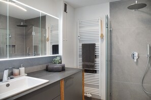 Dusche, Haartrockner, Handtücher